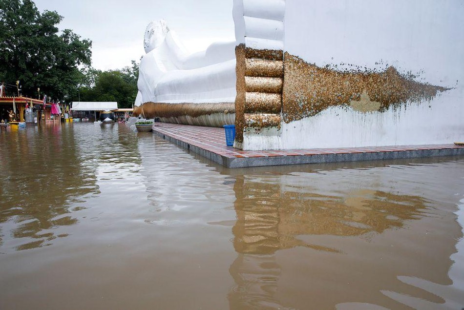 Một pho tượng Phật nằm bị nước lũ bao quanh tại một ngôi chùa ở Ayutthaya, Thái Lan Một pho tượng Phật nằm bị nước lũ bao quanh tại một ngôi chùa ở Ayutthaya, Thái Lan