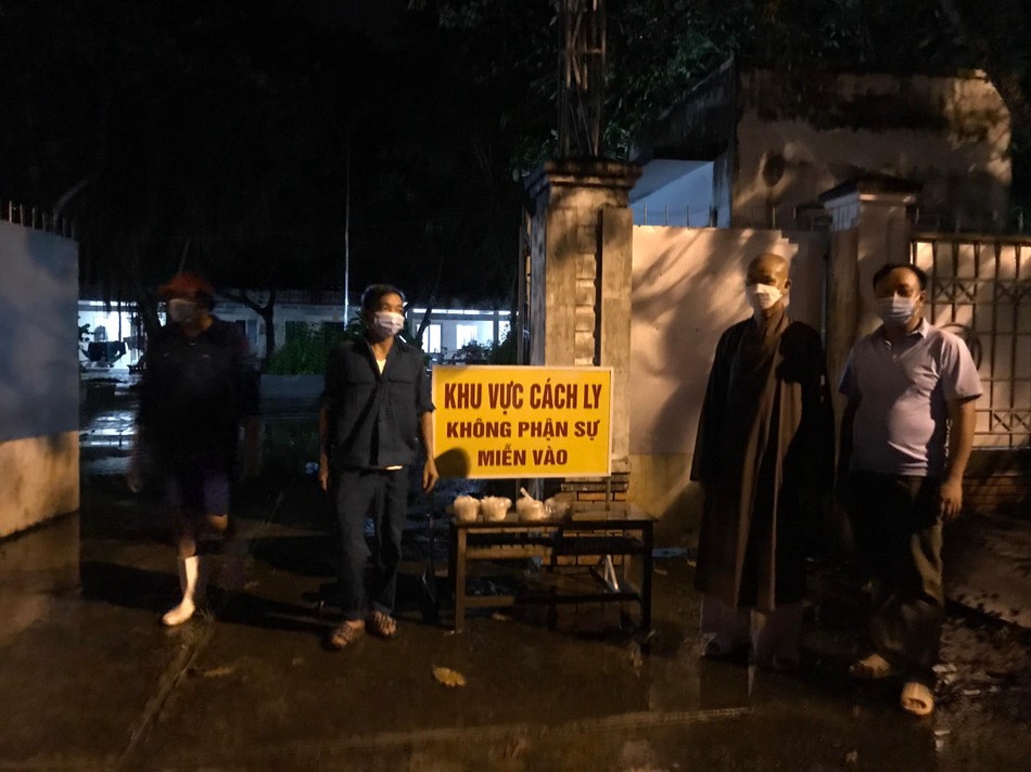 Đại đức Thích Lệ Hùng hỗ trợ cơm đến khu vực cách ly Đại đức Thích Lệ Hùng hỗ trợ cơm đến khu vực cách ly