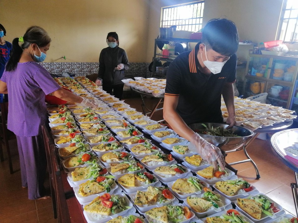 Phật tử chùa Bình Phước chuẩn bị các phần cơm Phật tử chùa Bình Phước chuẩn bị các phần cơm