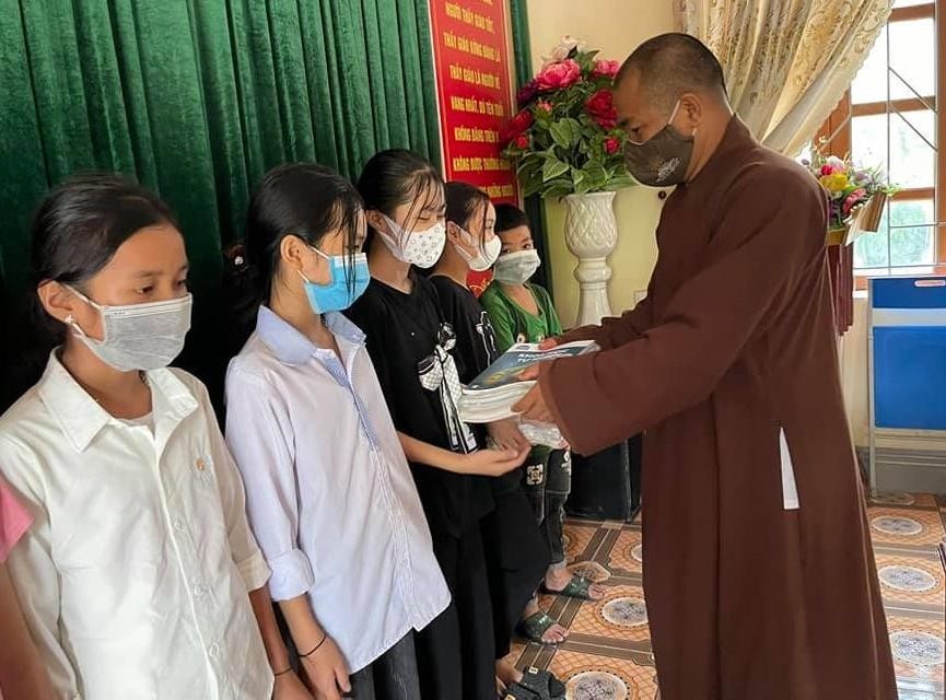 Đại đức Thích Minh Thanh trao sách giáo khoa cho các em học sinh khối 6 Đại đức Thích Minh Thanh trao sách giáo khoa cho các em học sinh khối 6