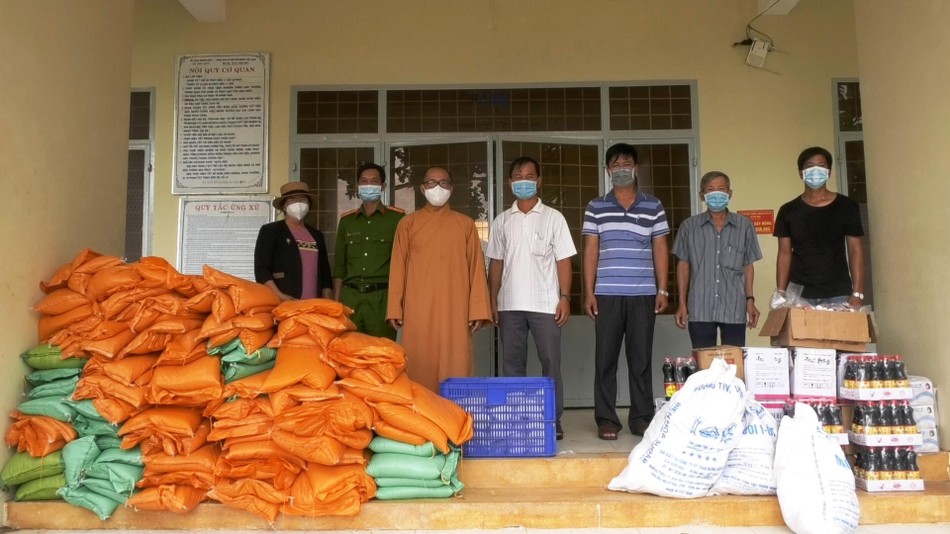 Đại đức Thích Phước Huệ tặng quà cho hộ dân khó khăn ở xã Phú Đức Đại đức Thích Phước Huệ tặng quà cho hộ dân khó khăn ở xã Phú Đức