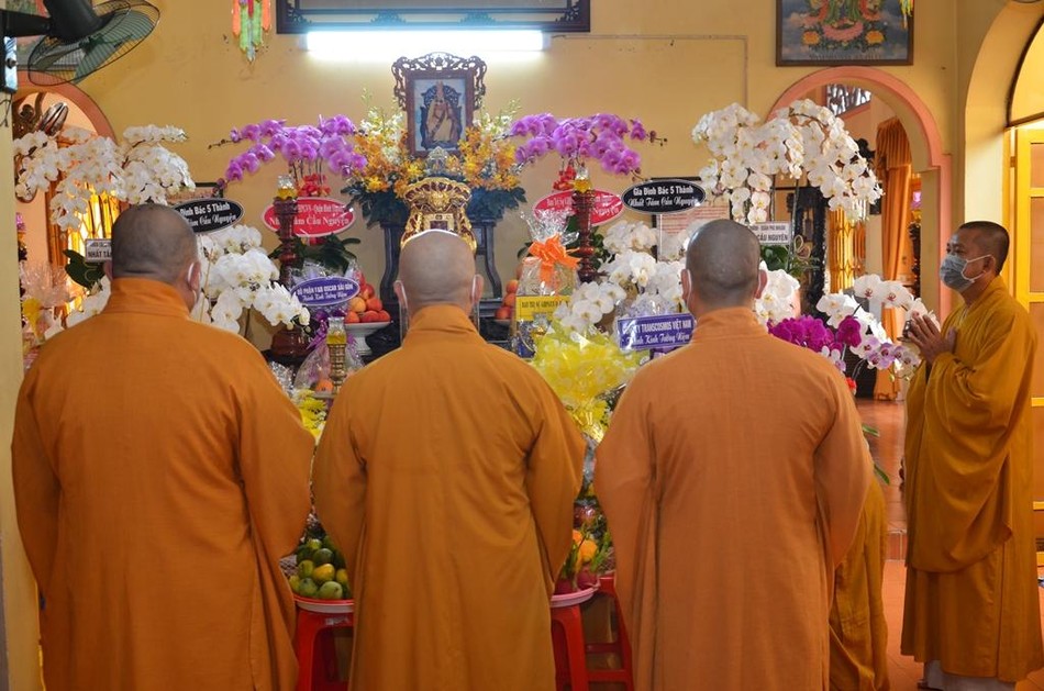 Chư tôn đức Ban Trị sự Phật giáo quận Bình Thạnh thắp hương tưởng niệm đến Thượng tọa Thích Trí Chánh Chư tôn đức Ban Trị sự Phật giáo quận Bình Thạnh thắp hương tưởng niệm đến Thượng tọa Thích Trí Chánh