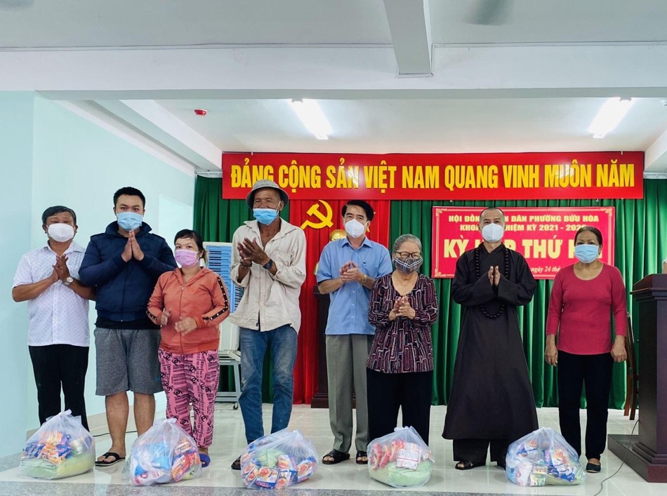 Tặng quà đến bà con khó khăn ở phường Bửu Hòa Tặng quà đến bà con khó khăn ở phường Bửu Hòa