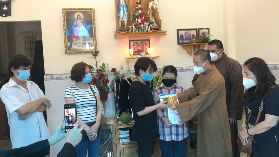 Đoàn chùa Viên Giác thăm và tặng quà cho em Nguyễn Đắc Bảo Đoàn chùa Viên Giác thăm và tặng quà cho em Nguyễn Đắc Bảo