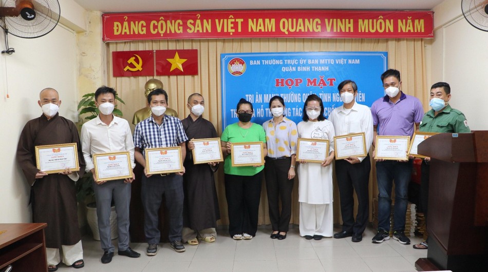 Chư tôn đức và các cá nhân tiêu biểu được biểu dương - Ảnh: Lê Hiền