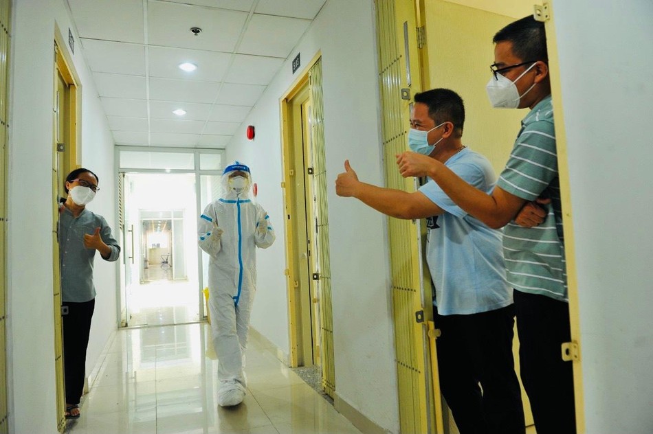 Sư cô Nhuận Bình đi thăm các Sơ và quý Thầy tình nguyện viên Công giáo bị nhiễm Covid-19 - Ảnh: Nguyễn Á Sư cô Nhuận Bình đi thăm các Sơ và quý Thầy tình nguyện viên Công giáo bị nhiễm Covid-19 - Ảnh: Nguyễn Á