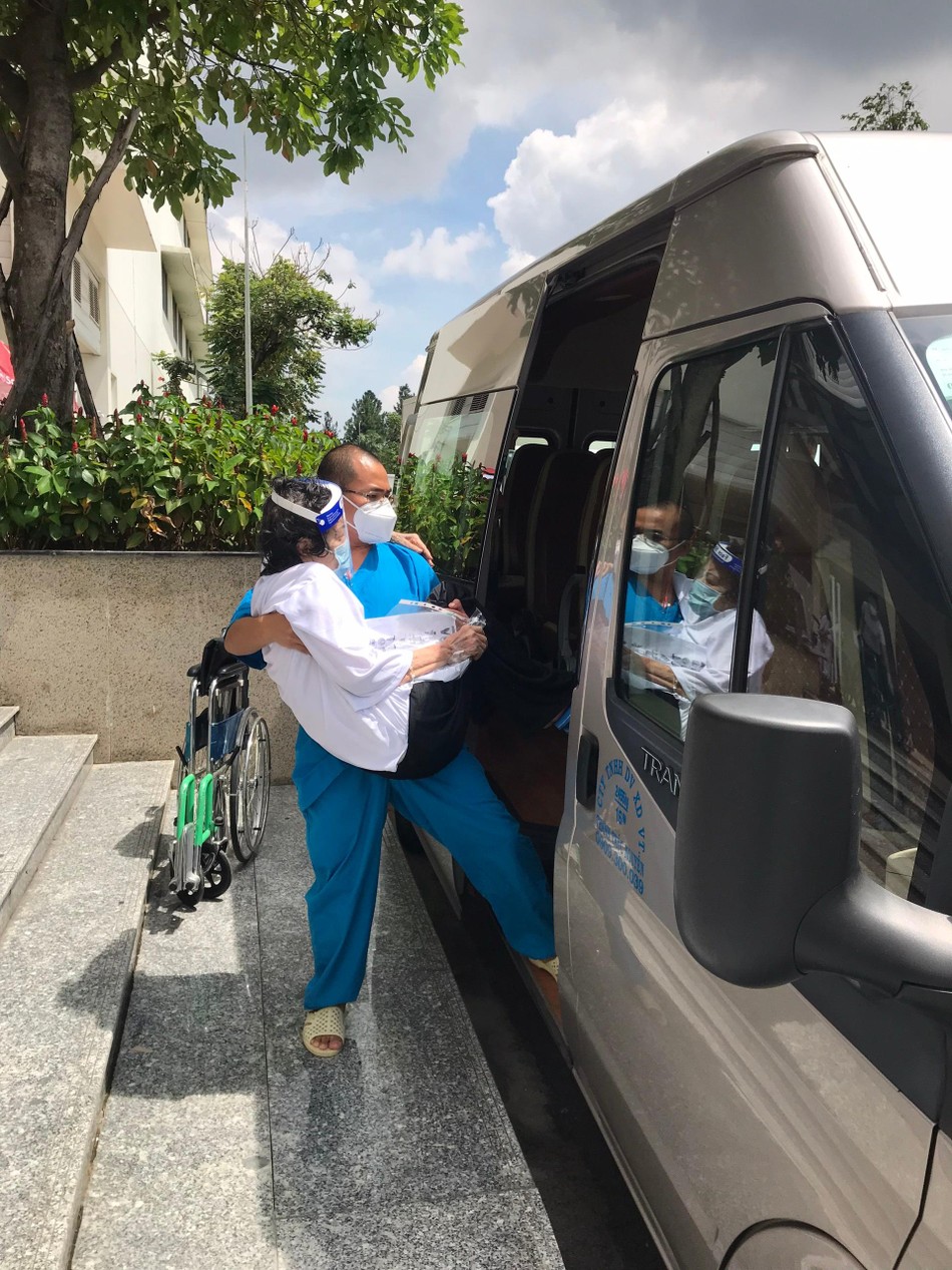 Thầy Thích Chúc Khai chăm sóc bệnh nhân lớn tuổi Thầy Thích Chúc Khai chăm sóc bệnh nhân lớn tuổi