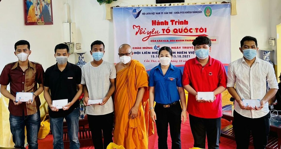 Thượng tọa Lý Hùng trao học bổng đến các bạn học sinh, sinh viên Thượng tọa Lý Hùng trao học bổng đến các bạn học sinh, sinh viên