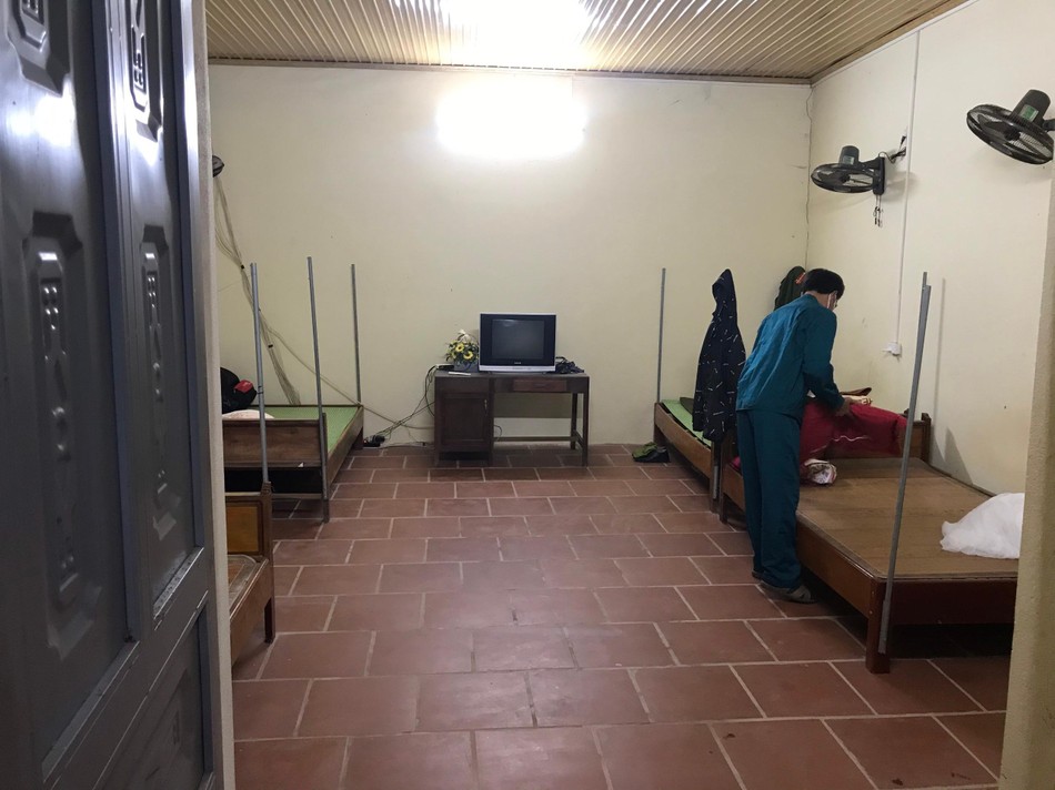 Lực lượng dân quân sắp xếp nơi ăn, chốn nghỉ cho công dân cách ly tại chùa