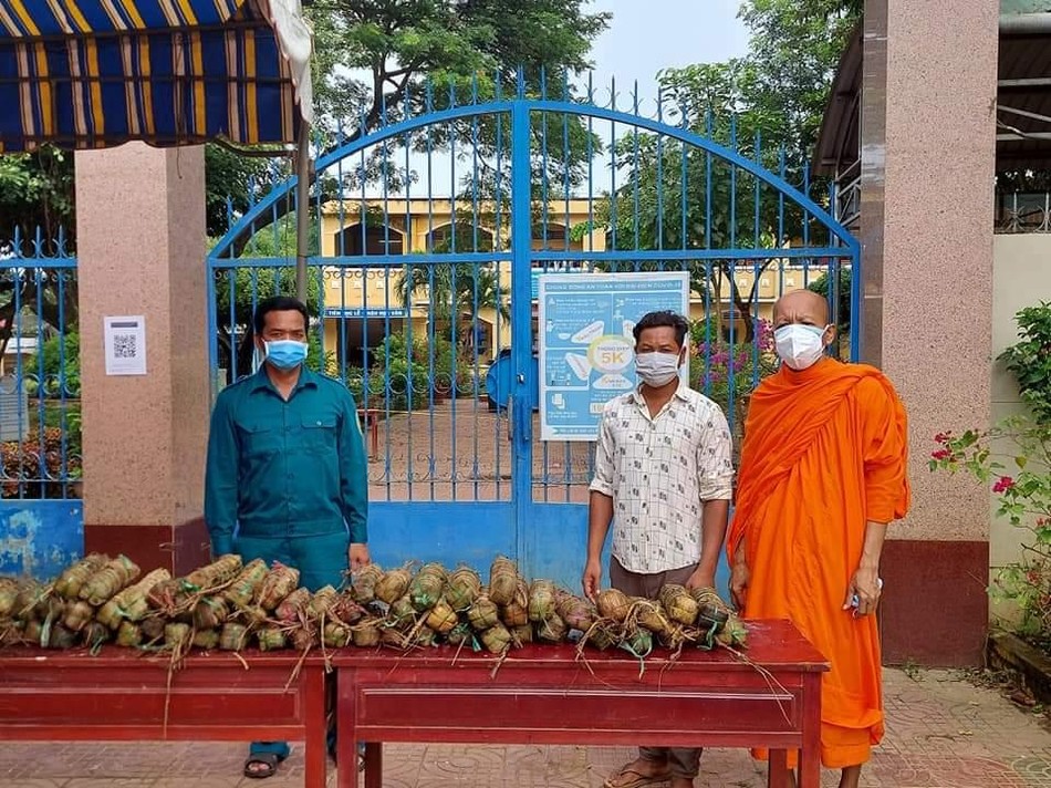 Tặng bánh tét tại một điểm trường dùng làm cơ sở cách ly y tế tập trung Tặng bánh tét tại một điểm trường dùng làm cơ sở cách ly y tế tập trung