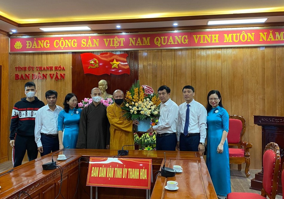 Đại đức Thích Tâm Định và đoàn công tác tặng hoa chúc mừng tại Ban Dân vận tỉnh ủy Đại đức Thích Tâm Định và đoàn công tác tặng hoa chúc mừng tại Ban Dân vận tỉnh ủy