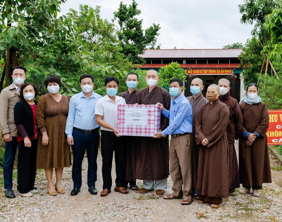 Tặng quà đến khu cách ly chùa Quần Hậu