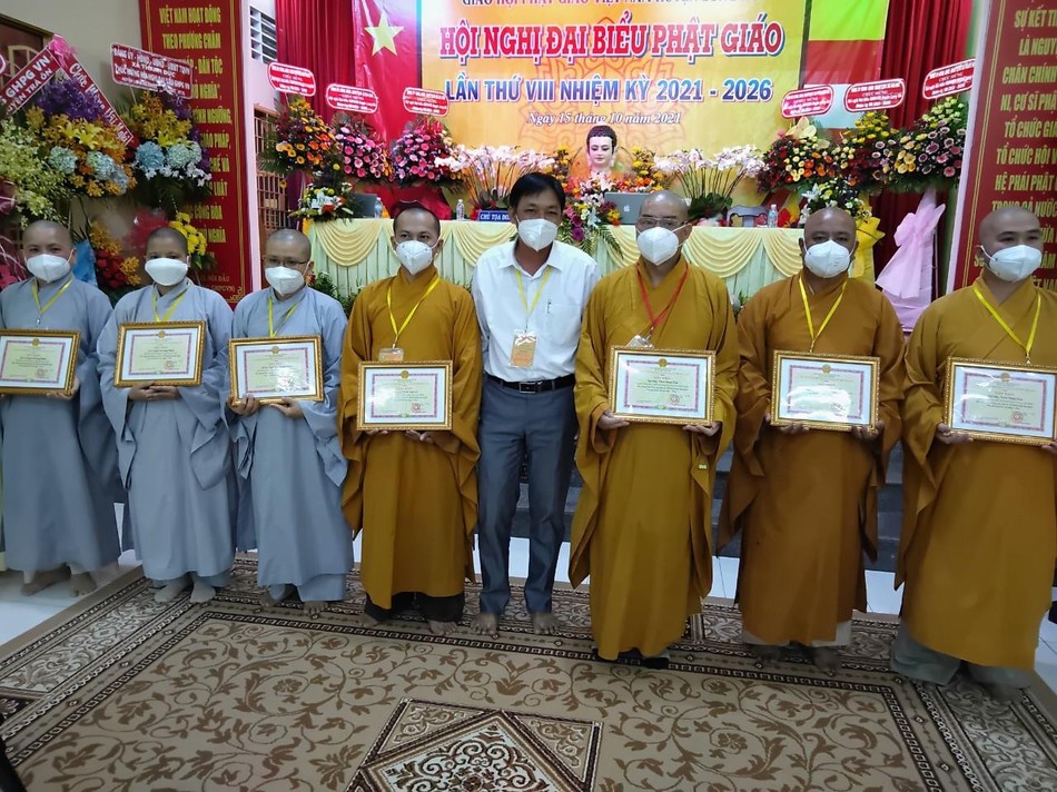 Tặng Bằng tuyên dương công đức cho tập thể, cá nhân xuất sắc Tặng Bằng tuyên dương công đức cho tập thể, cá nhân xuất sắc