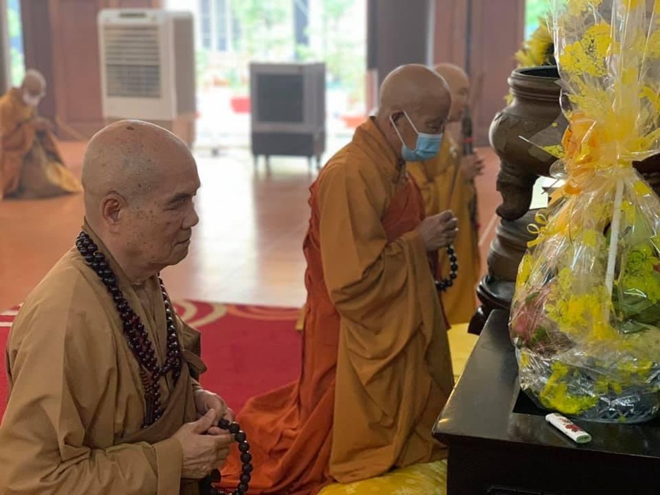 Chư tôn đức niêm hương bạch Phật