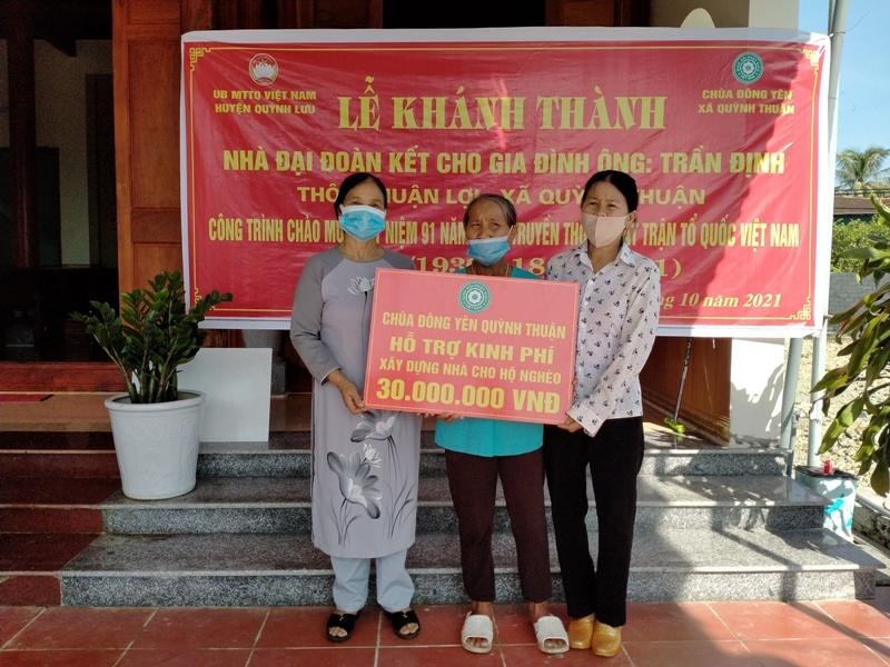 Ban Hộ tự chùa Đông Yên trao 30 triệu đồng tới gia đình tại lễ khánh thành bàn giao nhà Ban Hộ tự chùa Đông Yên trao 30 triệu đồng tới gia đình tại lễ khánh thành bàn giao nhà