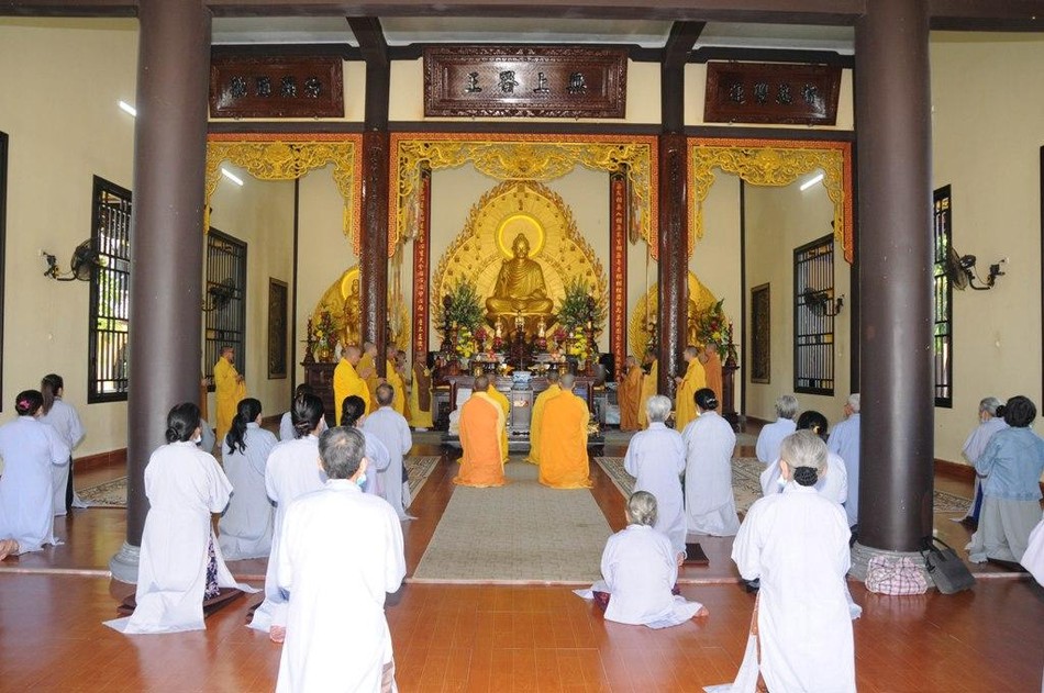 Chư tôn đức và các Phật tử trong thời kinh cầu nguyện Chư tôn đức và các Phật tử trong thời kinh cầu nguyện