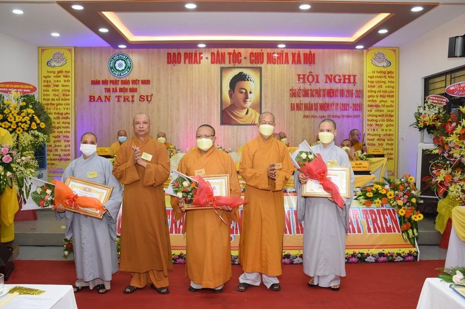 Ban Trị sự GHPGVN tỉnh Quảng Nam tặng Bằng tuyên dương công đức Ban Trị sự GHPGVN tỉnh Quảng Nam tặng Bằng tuyên dương công đức