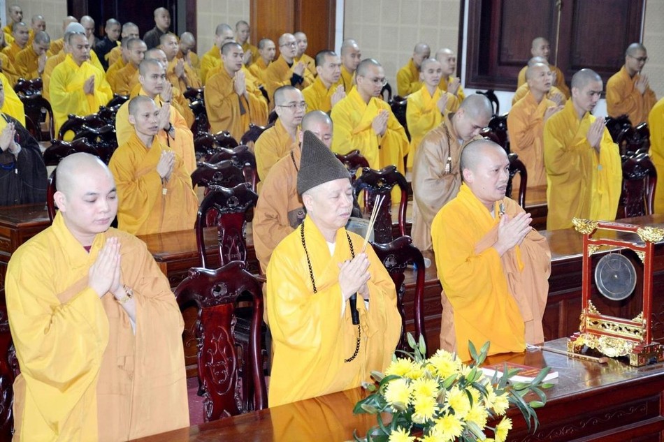 Hoà thượng Thích Thanh Quyết dâng hương tưởng niệm Hoà thượng Thích Thanh Quyết dâng hương tưởng niệm