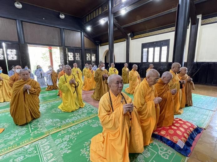 Chư tôn đức thành kính dâng hương tưởng niệm Giác linh Đại lão Hòa thượng Thích Phổ Tuệ Chư tôn đức thành kính dâng hương tưởng niệm Giác linh Đại lão Hòa thượng Thích Phổ Tuệ