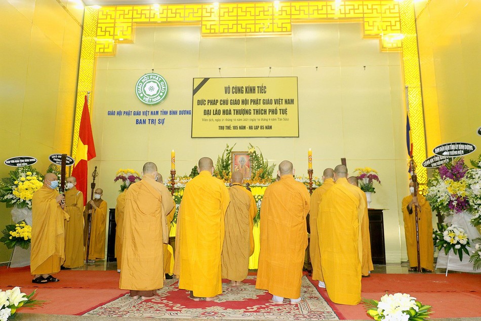 Chư tôn đức dâng thời kinh cầu nguyện Giác linh Đại lão Hòa thượng cao đăng Phật quốc Chư tôn đức dâng thời kinh cầu nguyện Giác linh Đại lão Hòa thượng cao đăng Phật quốc