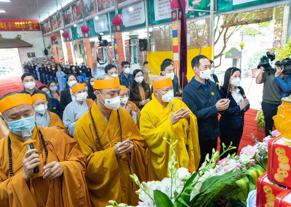 Chư tôn đức, lãnh đạo chính quyền thắp hương tưởng niệm Đức Pháp chủ GHPGVN Chư tôn đức, lãnh đạo chính quyền thắp hương tưởng niệm Đức Pháp chủ GHPGVN