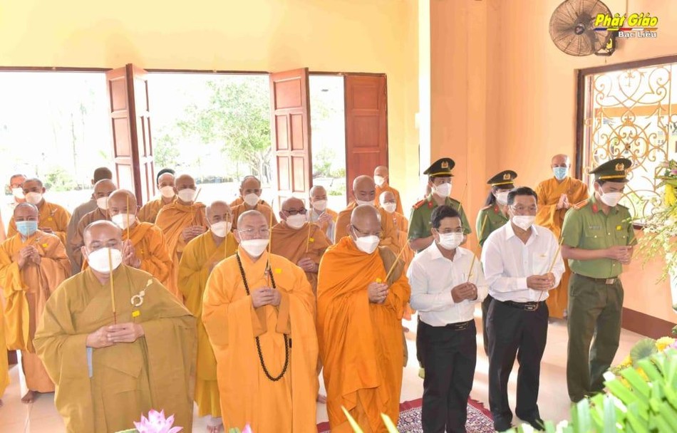 Chư tôn đức và đại diện lãnh đạo chính quyền dâng hương tưởng niệm Chư tôn đức và đại diện lãnh đạo chính quyền dâng hương tưởng niệm