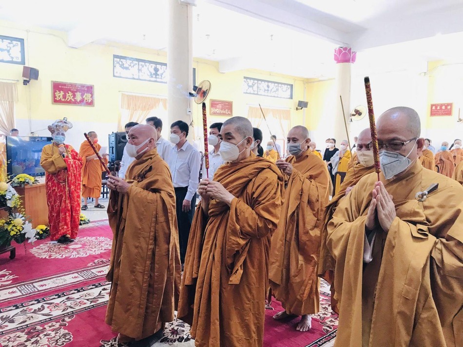 Chư tôn đức Ban Thường trực Ban Trị sự Phật giáo tỉnh Đồng Nai thành kính dâng hương tưởng niệm Giác linh cố Đại lão Hòa thượng Thích Phổ Tuệ Chư tôn đức Ban Thường trực Ban Trị sự Phật giáo tỉnh Đồng Nai thành kính dâng hương tưởng niệm Giác linh cố Đại lão Hòa thượng Thích Phổ Tuệ