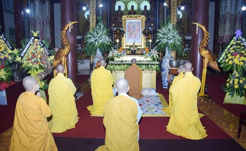 Chư tôn đức cung kính đảnh lễ Giác linh Hòa thượng Thích Phổ Tuệ Chư tôn đức cung kính đảnh lễ Giác linh Hòa thượng Thích Phổ Tuệ