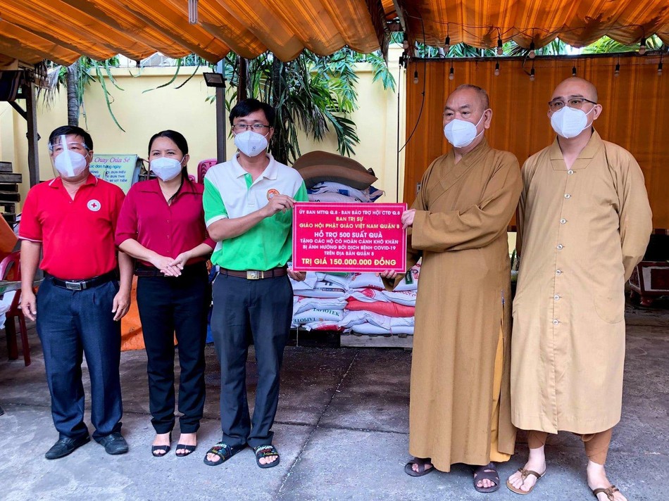 Trao các phần quà đến Mặt trận quận 8 - Ảnh: Hoàng Phương Trao các phần quà đến Mặt trận quận 8 - Ảnh: Hoàng Phương