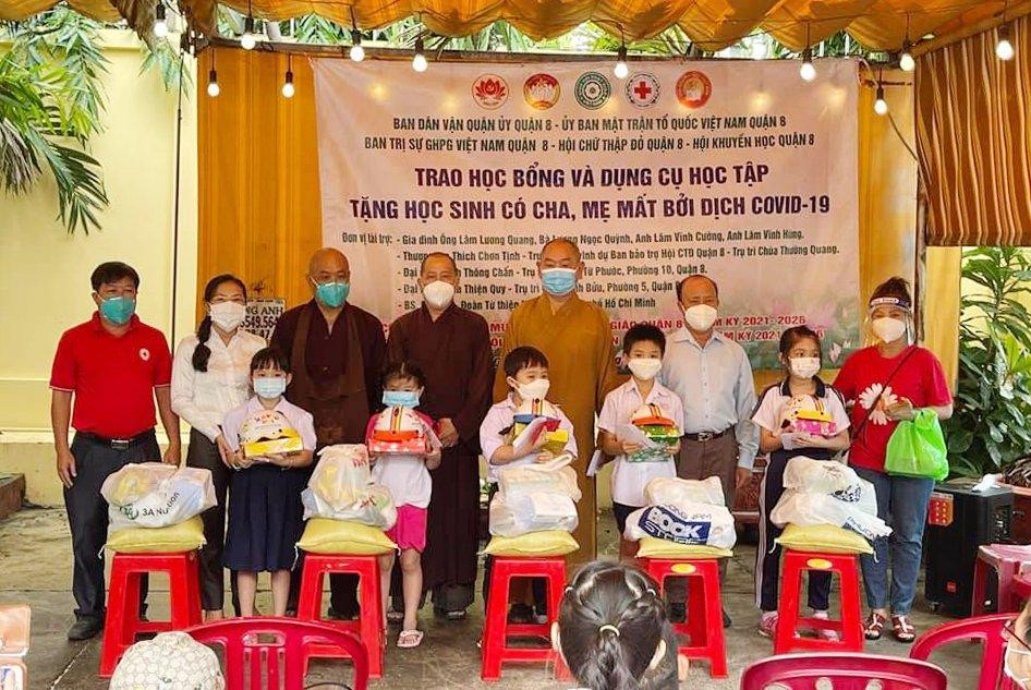 Trao học bổng, dụng cụ học tập cho các em học sinh có cha mẹ mất do Covid-19 trên địa bàn Trao học bổng, dụng cụ học tập cho các em học sinh có cha mẹ mất do Covid-19 trên địa bàn