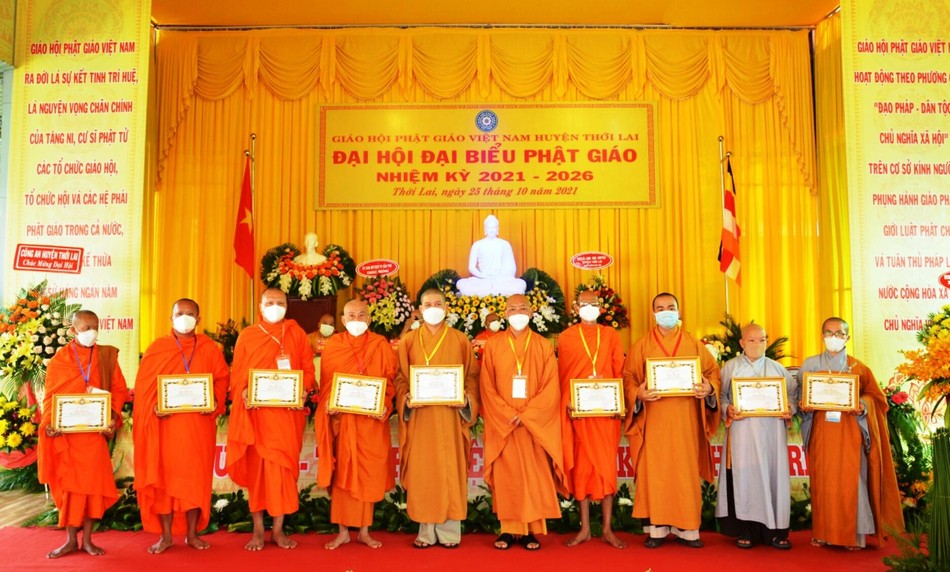 Chư tôn đức Tăng Ni nhận Bằng tuyên dương công đức