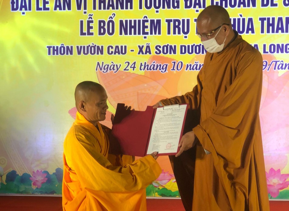 Thượng tọa Thích Đạo Hiển trao quyết định bổ nhiệm trụ trì chùa Thanh Vân đến Đại đức Thích Khai Tính Thượng tọa Thích Đạo Hiển trao quyết định bổ nhiệm trụ trì chùa Thanh Vân đến Đại đức Thích Khai Tính