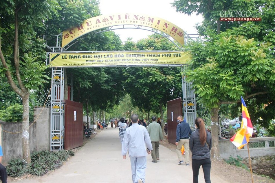 Từ sáng sớm, người dân đã lần lượt vân tập về tổ đình Viên Minh