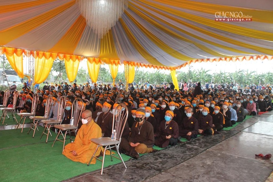 Đông đảo Phật tử, người dân đồng thọ tang Đức Pháp chủ GHPGVN