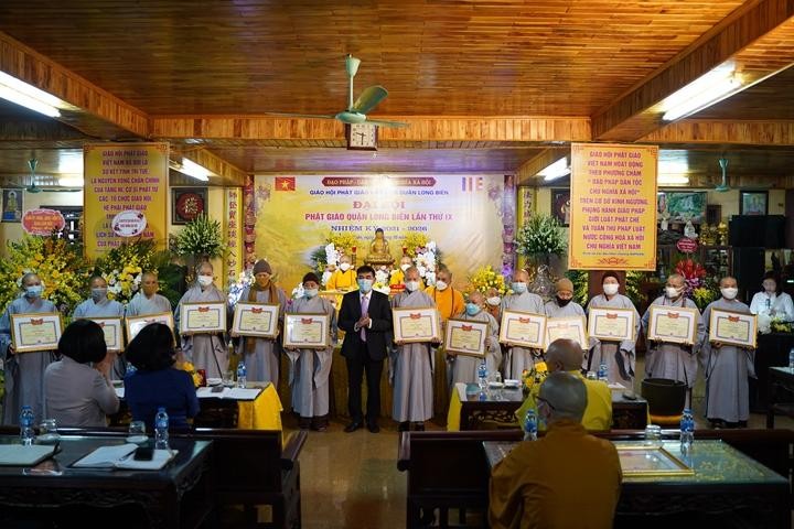 Tập thể, cá nhân xuất sắc nhận Bằng tuyên dương công đức Tập thể, cá nhân xuất sắc nhận Bằng tuyên dương công đức