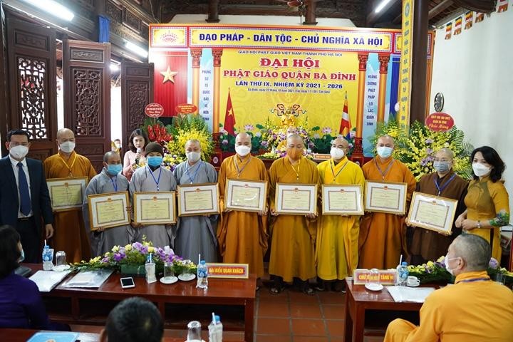 Tập thể, cá nhân xuất sắc nhận Bằng tuyên dương công đức Tập thể, cá nhân xuất sắc nhận Bằng tuyên dương công đức