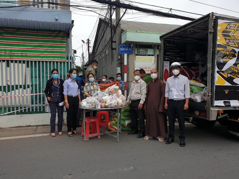 Chùa Long Khánh trao quà đến người dân tại khóm 3, phường 5, TP.Trà Vinh