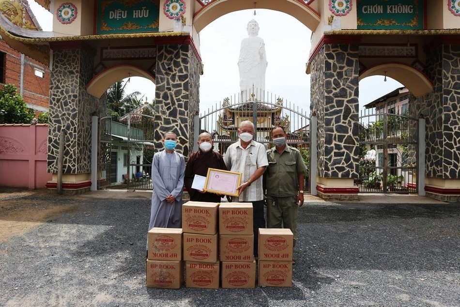 Chùa Bửu Long chuyển quà hỗ trợ người dân khó khăn Chùa Bửu Long chuyển quà hỗ trợ người dân khó khăn