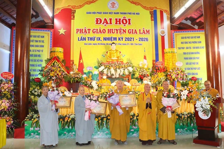 Tặng Bằng tuyên dương công đức đến tập thể, cá nhân xuất sắc trong công tác Phật sự nhiệm kỳ 2016-2021 Tặng Bằng tuyên dương công đức đến tập thể, cá nhân xuất sắc trong công tác Phật sự nhiệm kỳ 2016-2021