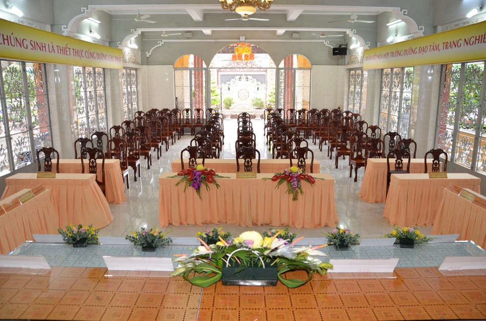 Hội trường chính đã sẵn sàng cho Đại hội đại biểu Phật giáo quận Bình Thạnh
