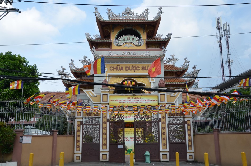Trước cổng chùa Dược Sư - nơi diễn ra Đại hội đại biểu Phật giáo quận Bình Thạnh nhiệm kỳ 2021-2026