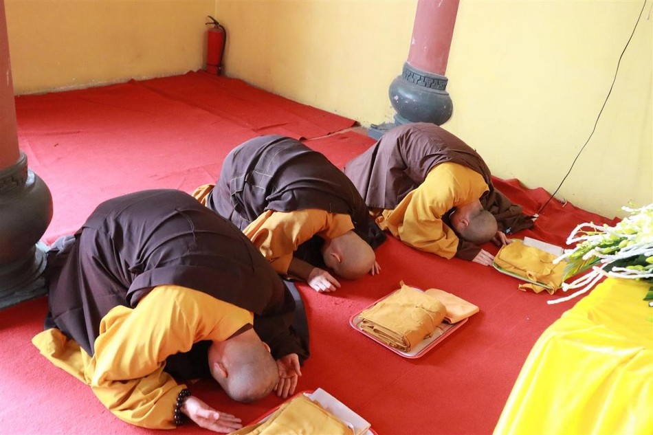 Các tân Tỳ-kheo thọ tam y phúc điền và đãy lọc nước