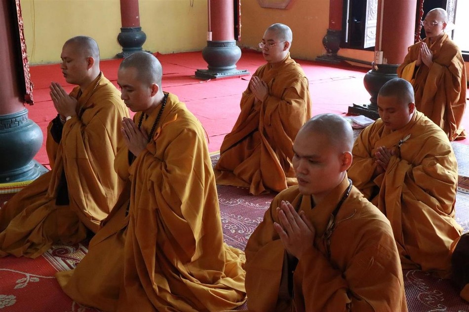 Các tân Tỳ-kheo lễ tạ Hội đồng Giới sư