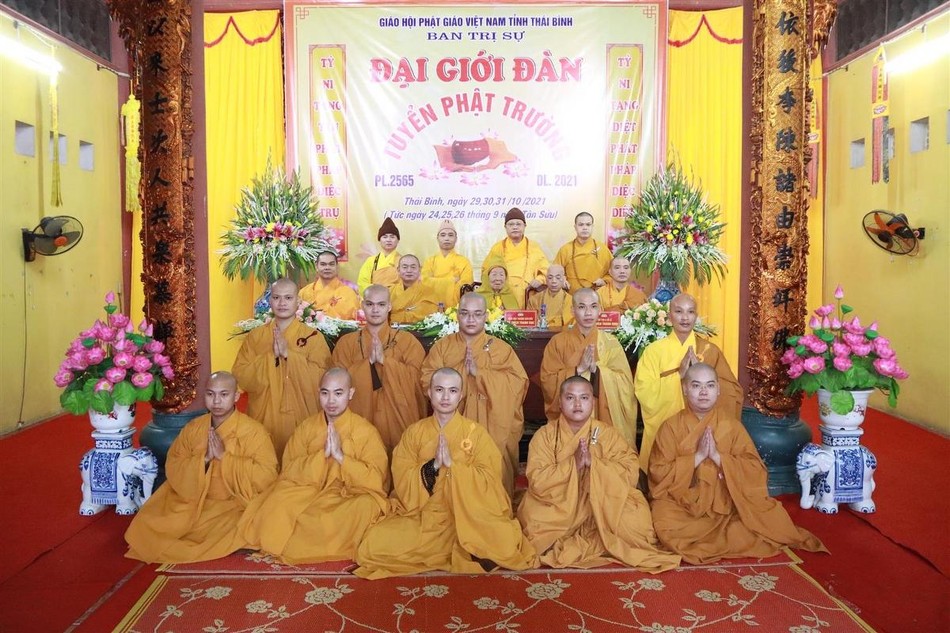 Tân Tỳ-kheo chụp ảnh lưu niệm cùng Hội đồng Giới sư