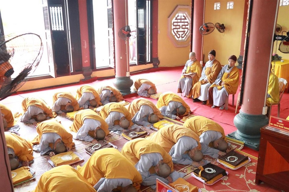 Các giới tử tân Tỳ-kheo-ni lễ tạ đại Tăng