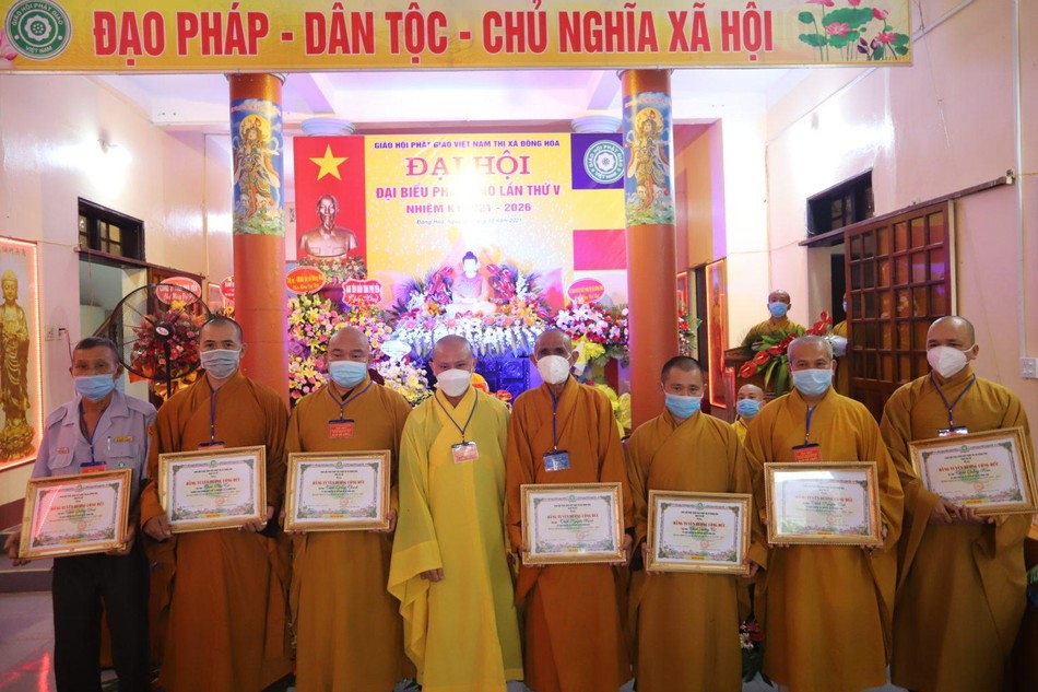 Tập thể, cá nhân nhận bằng tuyên dương công đức Tập thể, cá nhân nhận bằng tuyên dương công đức