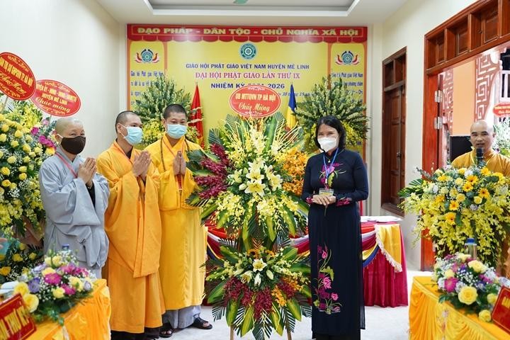 Bà Nguyễn Thị Kim Dung, Phó Chủ tịch Ủy ban MTTQVN TP.Hà Nội tặng hoa chúc mừng đại hội Bà Nguyễn Thị Kim Dung, Phó Chủ tịch Ủy ban MTTQVN TP.Hà Nội tặng hoa chúc mừng đại hội