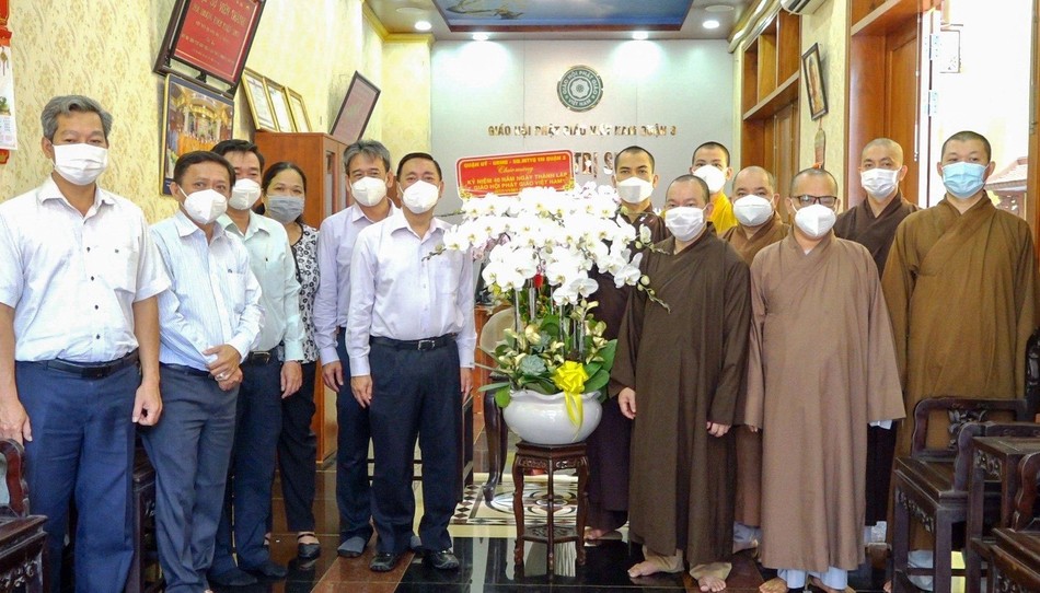 Đoàn lãnh đạo quận 3 tặng hoa chúc mừng đến chư tôn đức Tăng Ni, Phật tử trên địa bàn quận