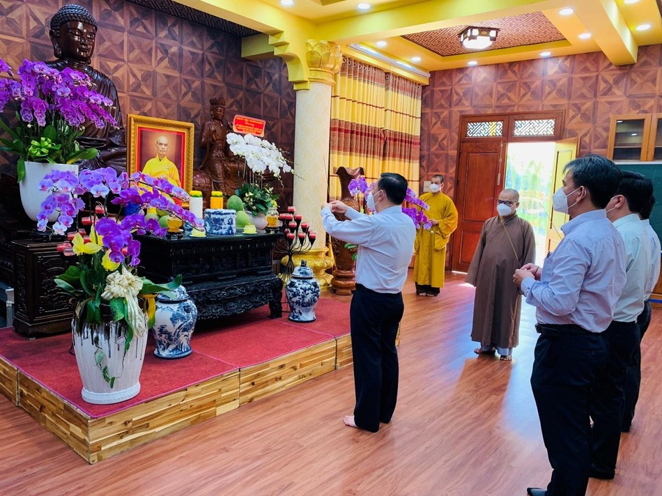 Dâng hương tưởng niệm Đức Pháp chủ GHPGVN - Đại lão Hòa thượng Thích Phổ Tuệ