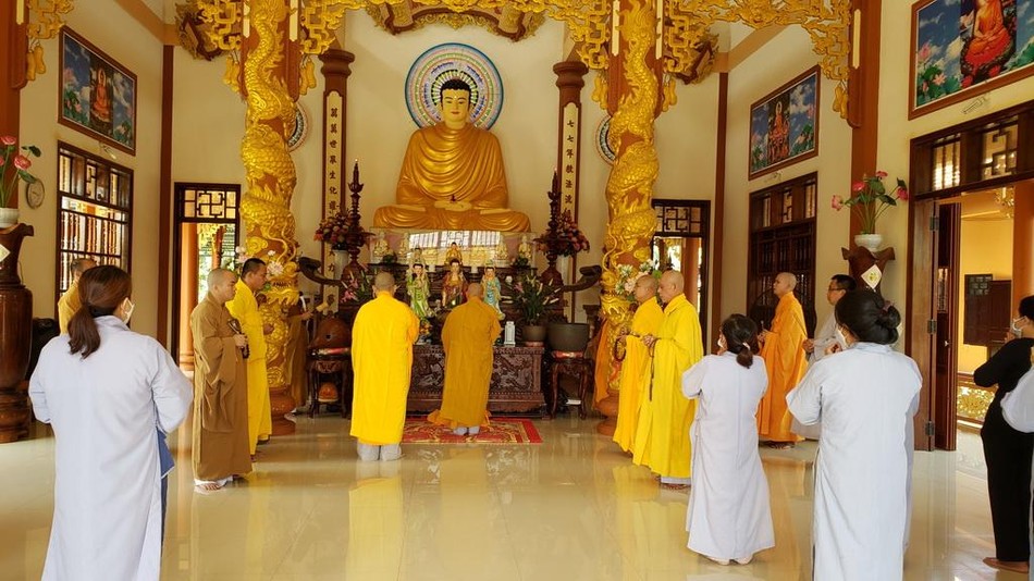 Chư tôn đức Tăng và Phật tử trong buổi lễ tưởng niệm Tổ khai sơn tại chùa Phước Long Chư tôn đức Tăng và Phật tử trong buổi lễ tưởng niệm Tổ khai sơn tại chùa Phước Long